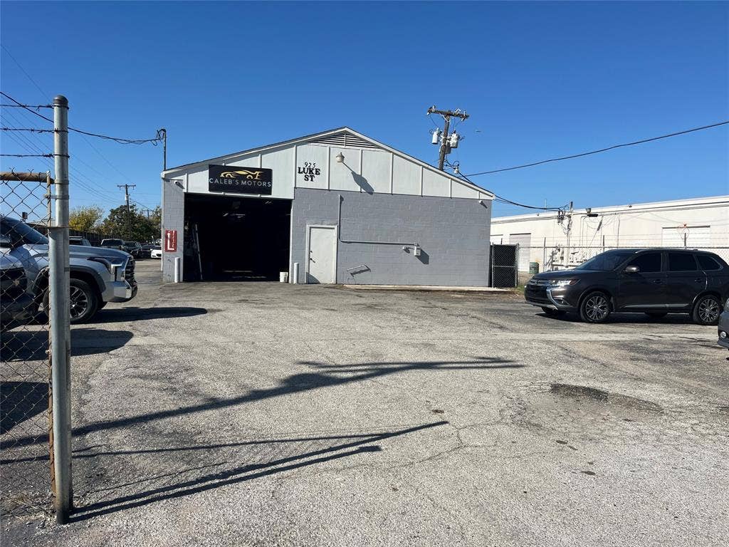 925 Luke Street, Irving, TX 75061 Parking