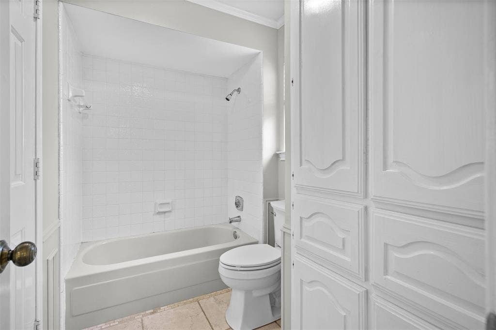 2112 Evergreen Drive, Plano, TX 75075 Jack & Jill bathroom