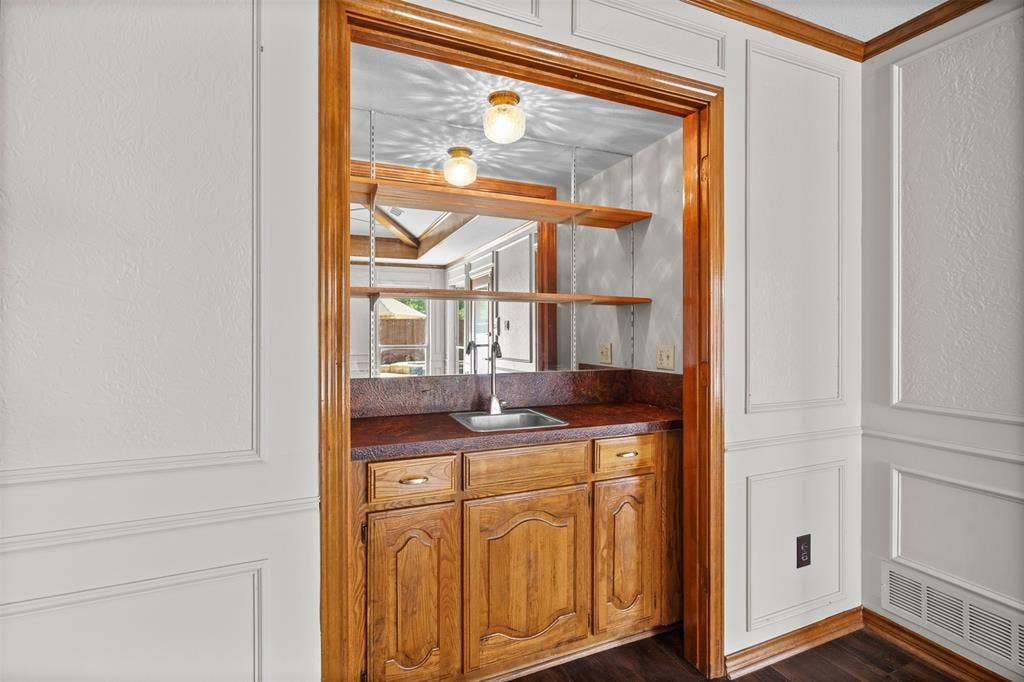 2112 Evergreen Drive, Plano, TX 75075 Wet bar in the den