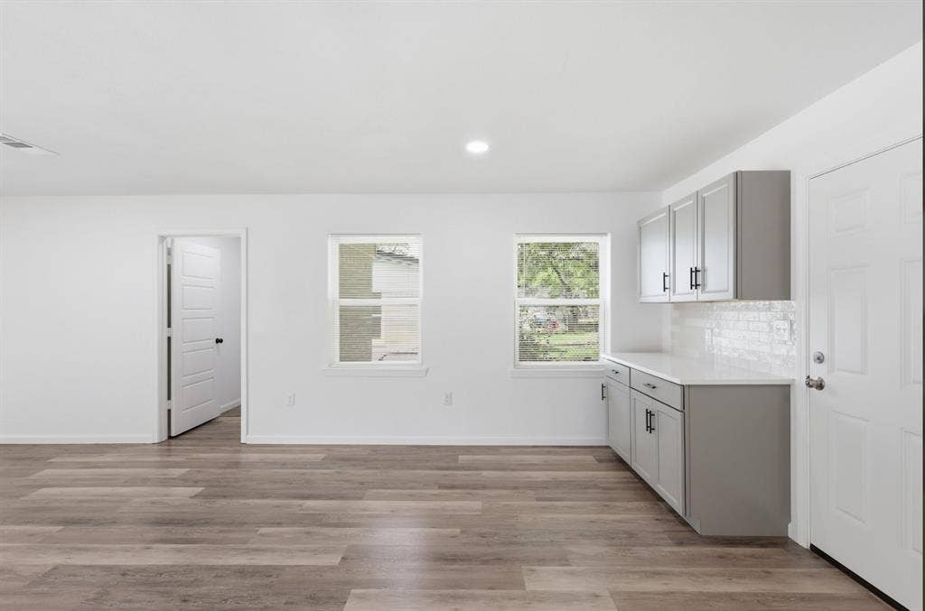 810 N Carrier Parkway, Grand Prairie, TX 75050 810 N Carrier Parkway, Grand Prairie, TX 75050