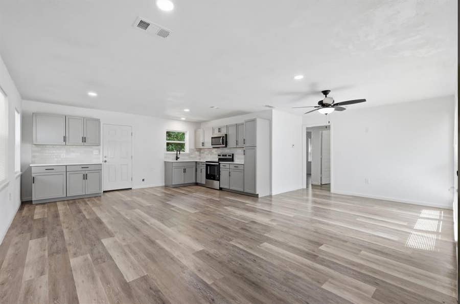 Property photo for 810 N Carrier Parkway, Grand Prairie, TX