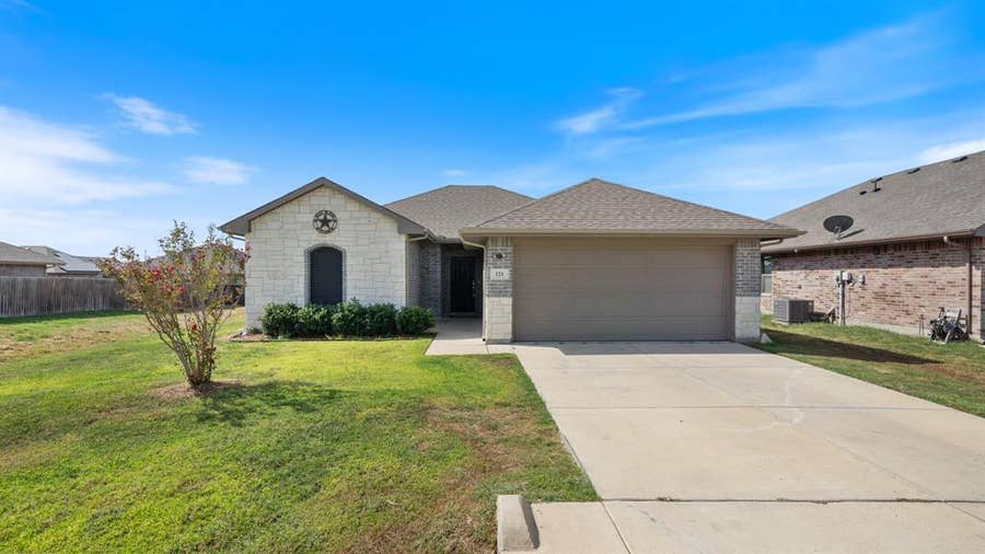 Property photo for 121 Willowbend Loop, Mabank, TX