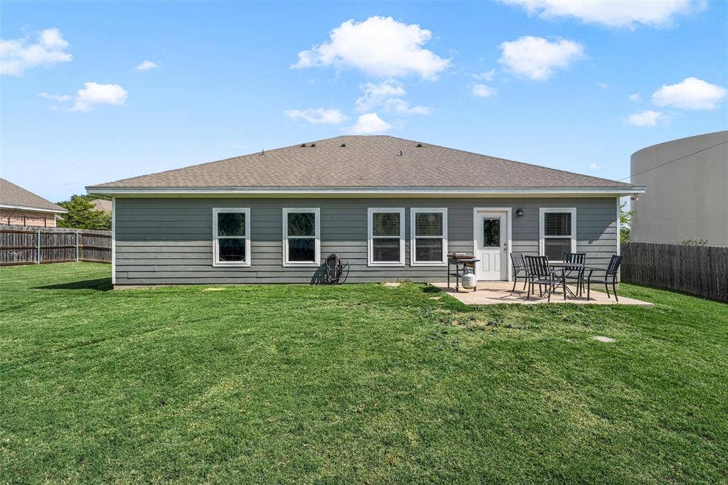 215 Greenbriar Street, Robinson, TX 76706 Expansive backyard featuring a concrete patio and a privacy fence