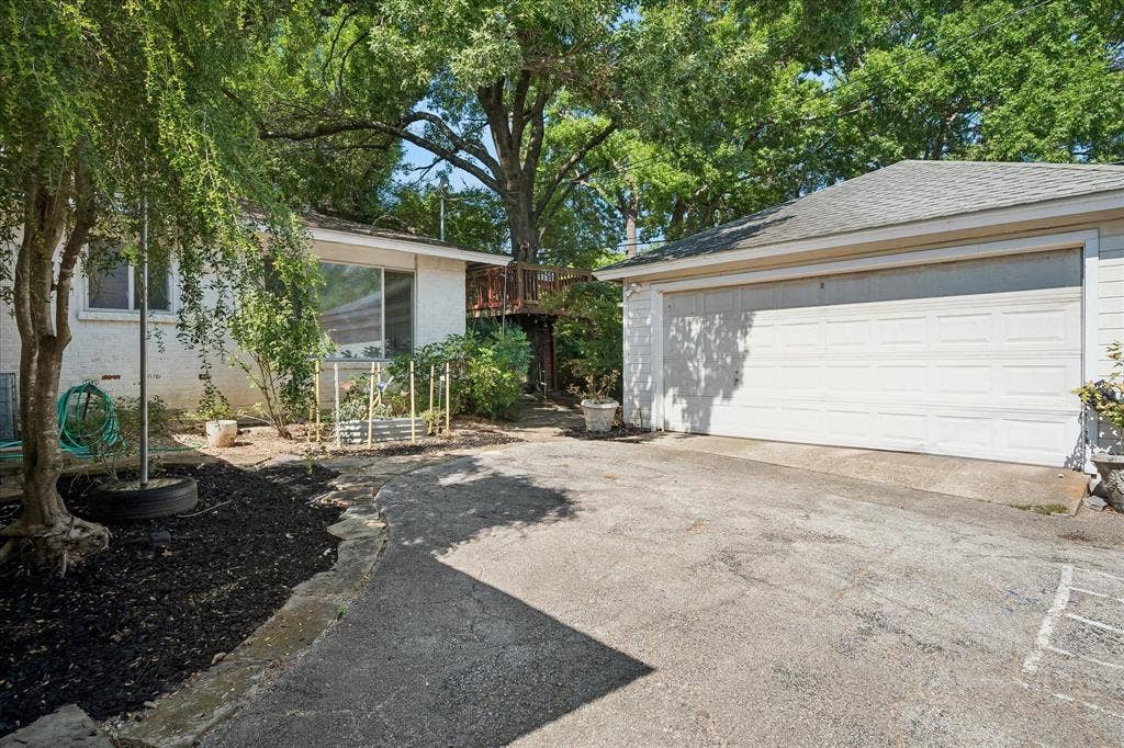 7233 Meadow Lake Avenue, Dallas, TX 75214