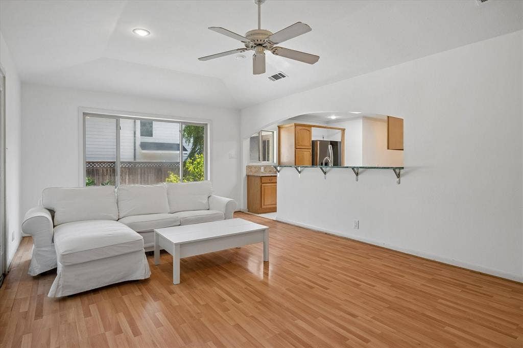 7233 Meadow Lake Avenue, Dallas, TX 75214