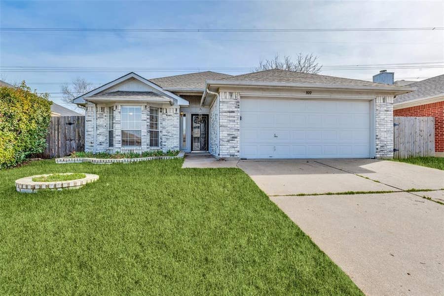 Property photo for 800 Ponselle Drive, Arlington, TX