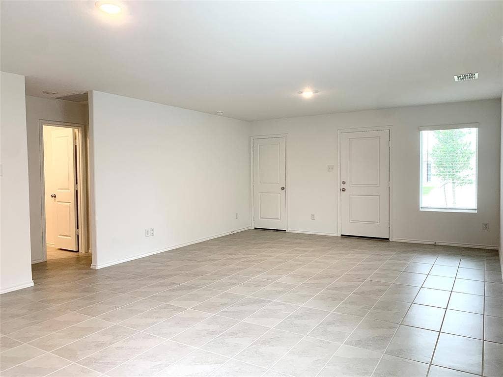 7212 Gray Wolf Lane, McKinney, TX 75071 Huge living area with light tile floors