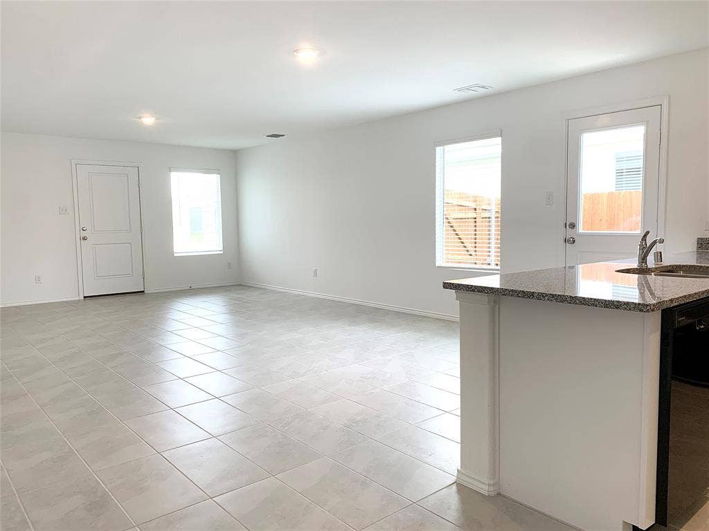7212 Gray Wolf Lane, McKinney, TX 75071 Open floor plan living room with plenty of natural light