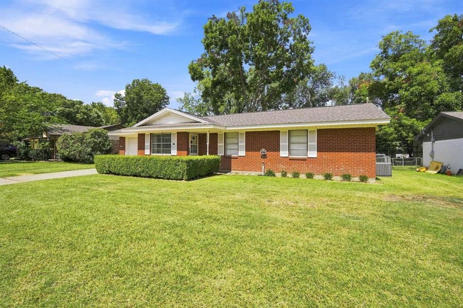 Property photo for 1420 Austin Drive, Ennis, TX