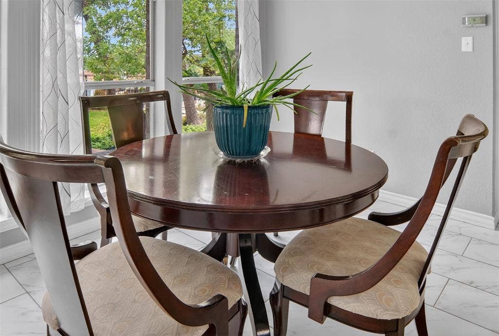 1202 Forest Park Drive, Weatherford, TX 76087 Spacious, sunny breakfast area with a lovely view.