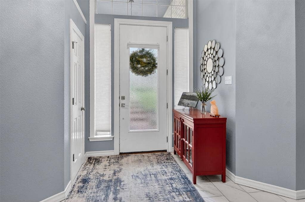 1202 Forest Park Drive, Weatherford, TX 76087 The bright foyer welcomes you home every day.