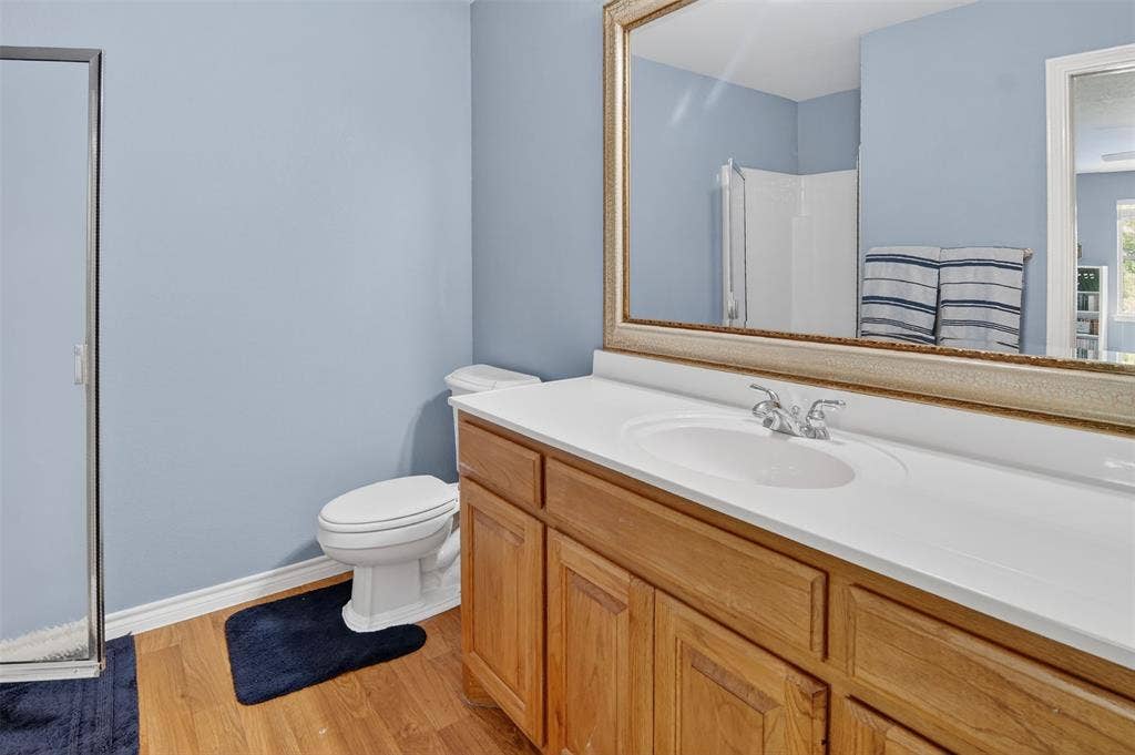 1202 Forest Park Drive, Weatherford, TX 76087 Upstairs full bath with walk-in shower off the game room.