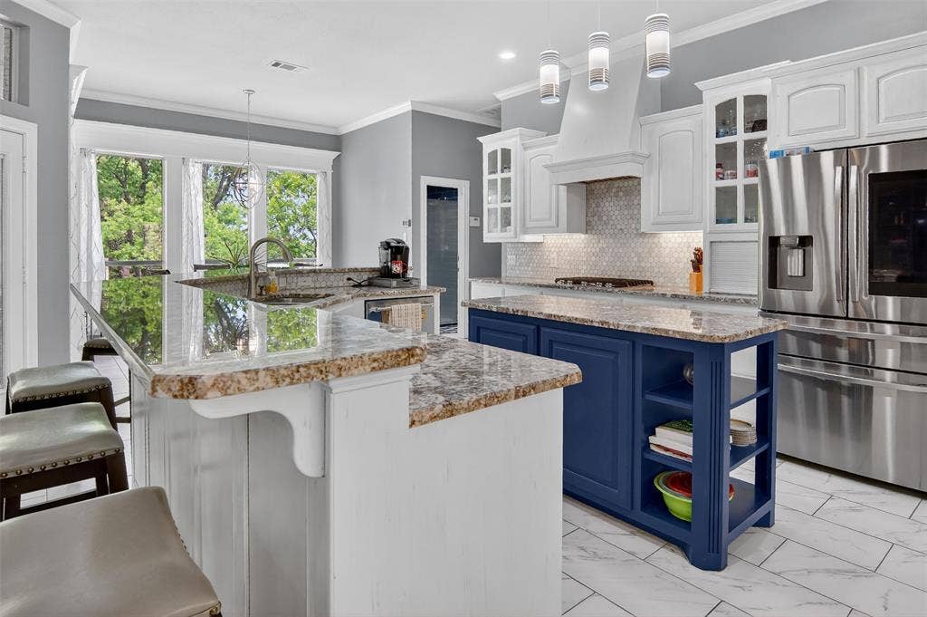 1202 Forest Park Drive, Weatherford, TX 76087 Beautiful, open kitchen with breakfast bar, appliance garage, and decorative lighting.