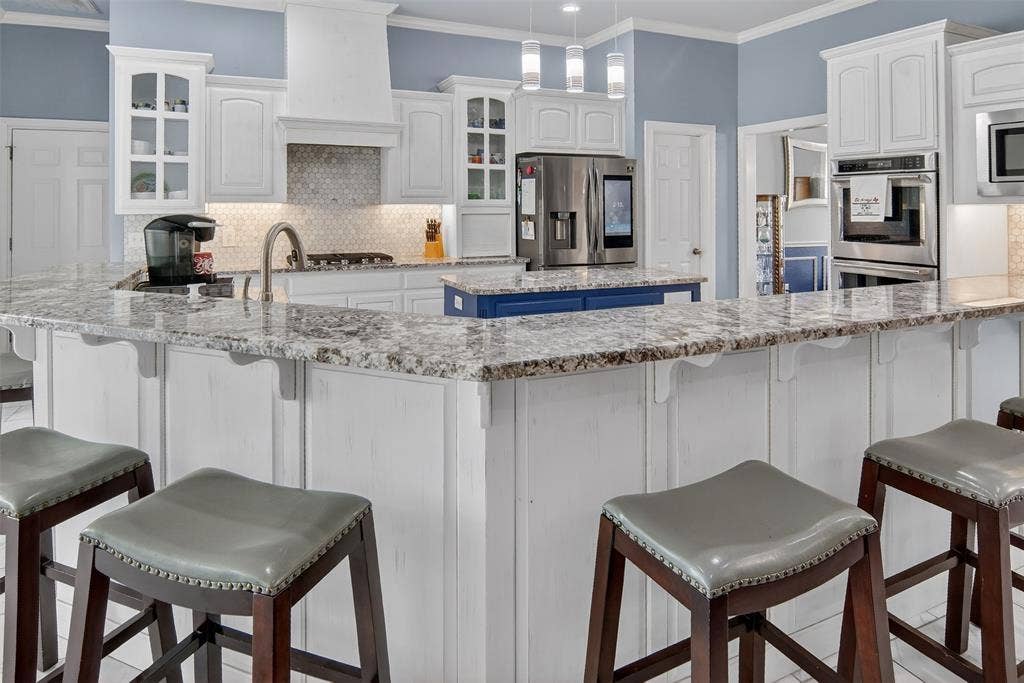 1202 Forest Park Drive, Weatherford, TX 76087 Space for lots of family and friends to gather at the breakfast bar.