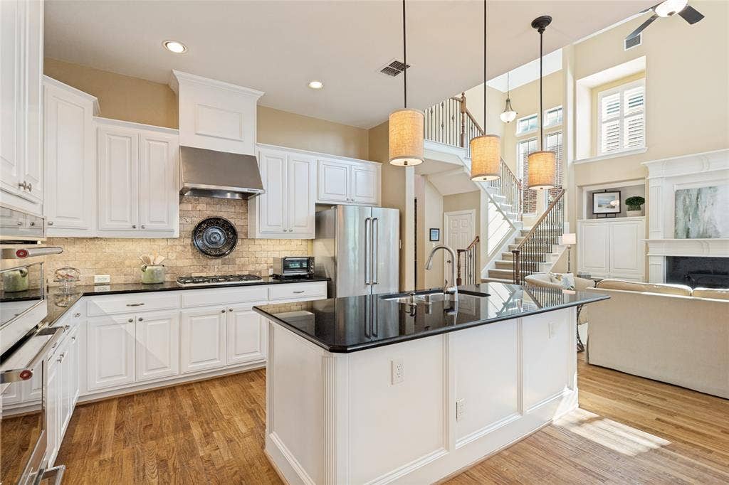 1021 Bandelier Drive, Allen, TX 75013 Kitchen with Isand, Breakfast Bar, SS Appliances, Granite Counters, Gas Cooktop and Walk-in Pantry