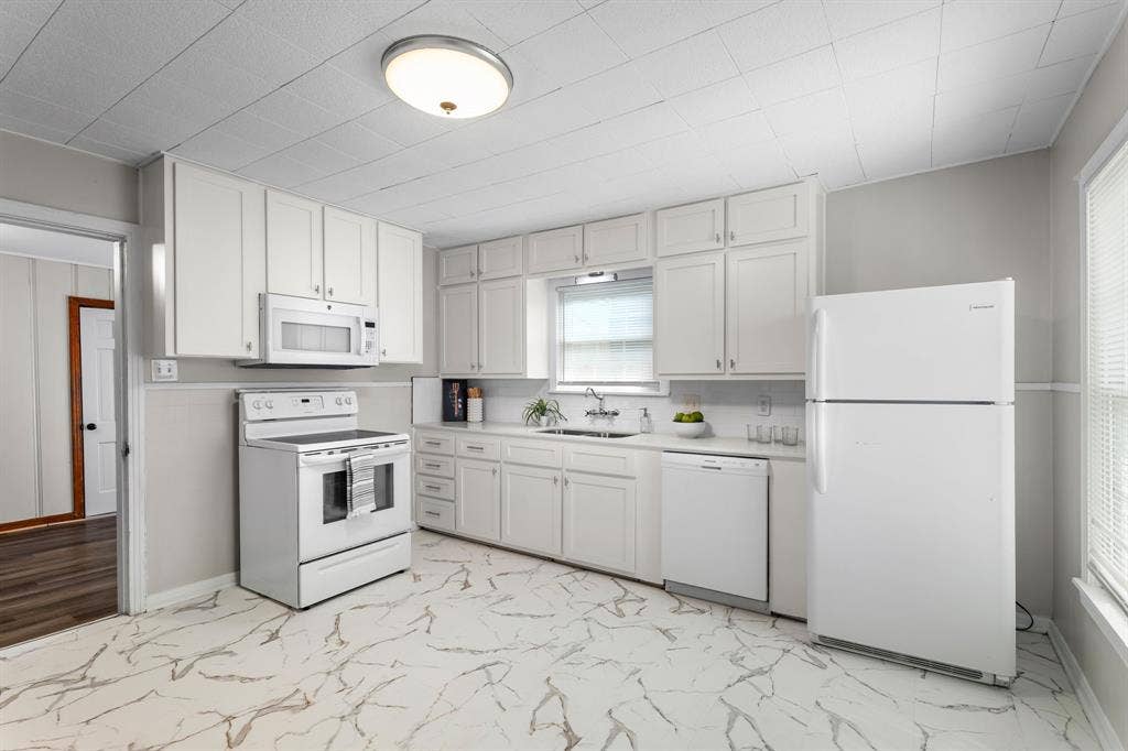 3325 Windsor Avenue, Waco, TX 76708 Kitchen with new quartz countertops & vinyl tile flooring