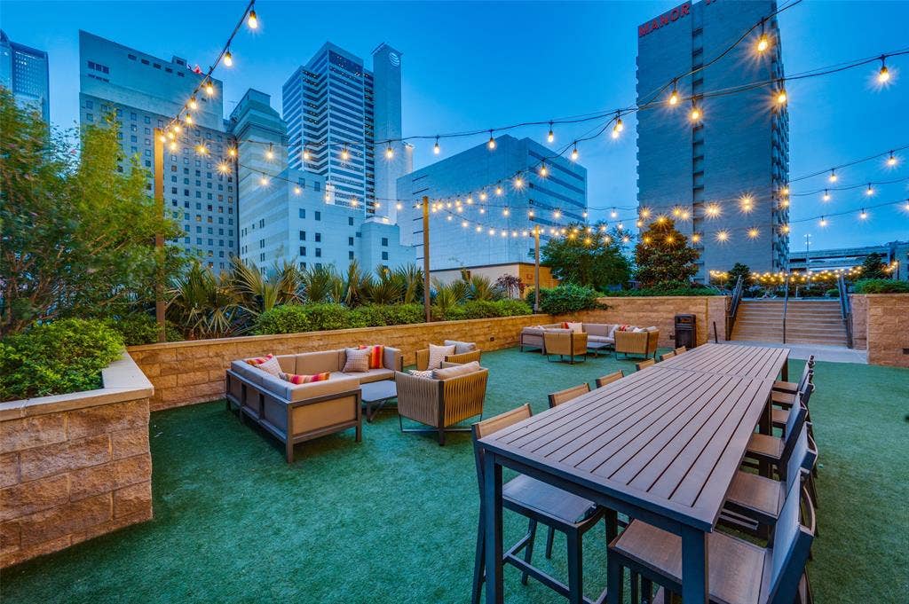 1200 Main Street, #1703, Dallas, TX 75202 Sixth floor courtyard at dusk