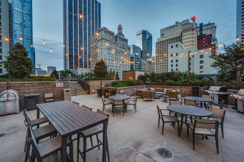 1200 Main Street, #1703, Dallas, TX 75202 Sixth floor grilling & dining area at dusk