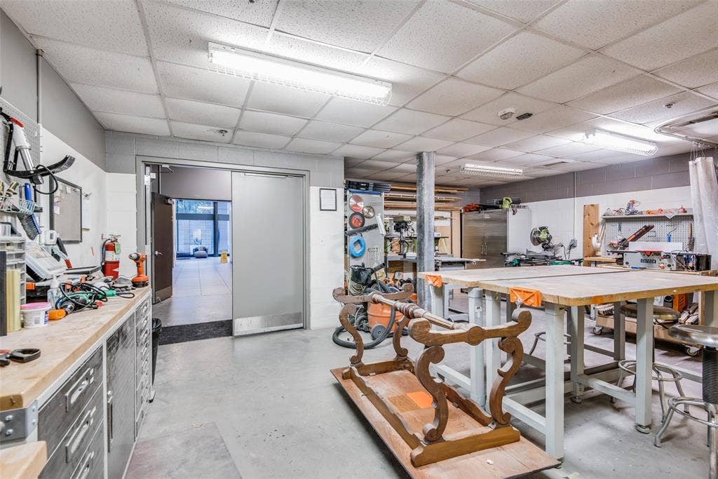 1200 Main Street, #1703, Dallas, TX 75202 Hobby & craft room located on lobby level