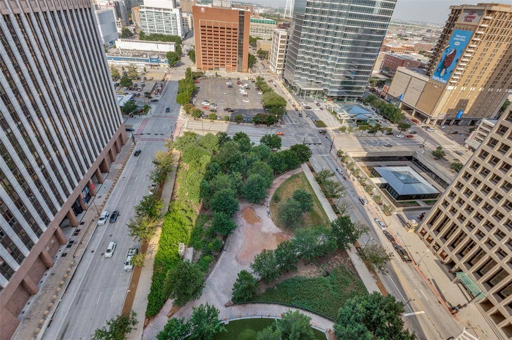 1200 Main Street, #1703, Dallas, TX 75202 View of Civic Garden Park from terrace