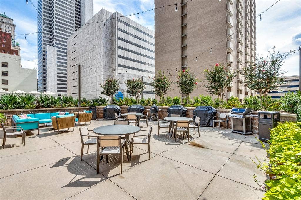 1200 Main Street, #1703, Dallas, TX 75202 Sixth floor grilling & dining area