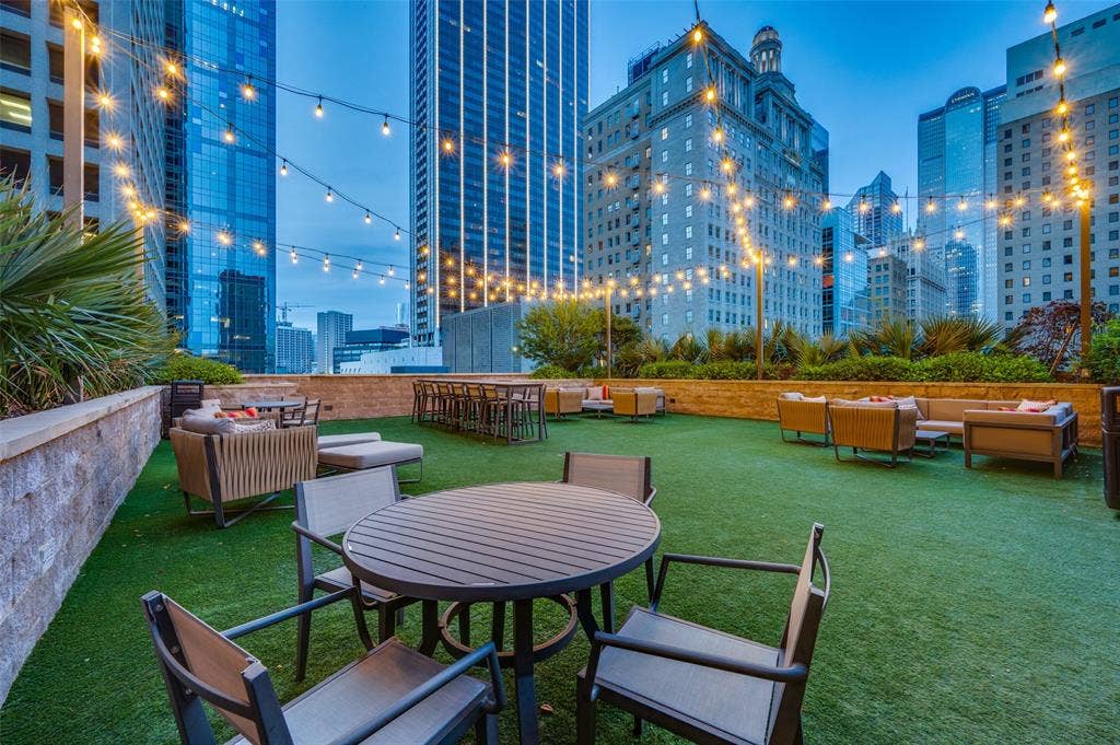 1200 Main Street, #1703, Dallas, TX 75202 Sixth floor courtyard at dusk