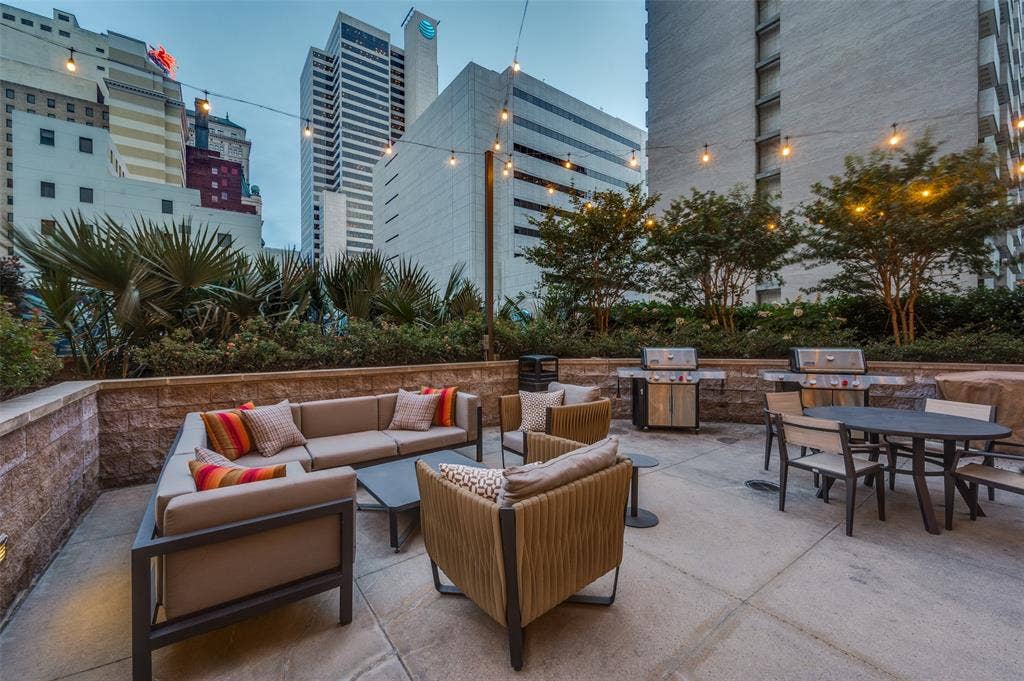 1200 Main Street, #1703, Dallas, TX 75202 Sixth floor grilling & dining area at dusk