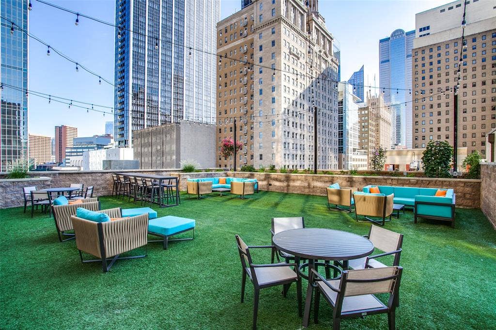 1200 Main Street, #1703, Dallas, TX 75202 Sixth floor courtyard