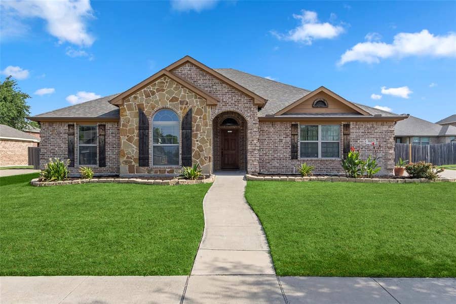Property photo for 915 Sage Meadow Drive, Glenn Heights, TX