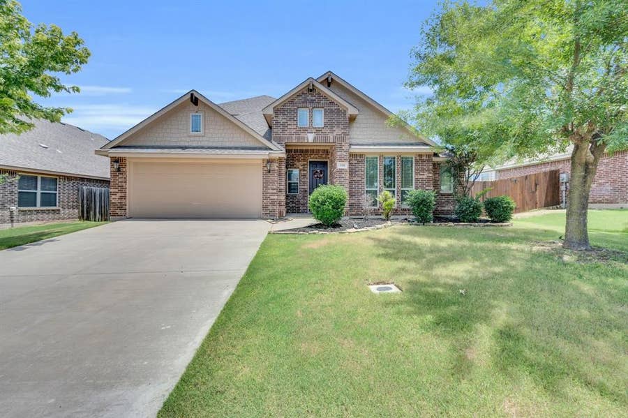 Property photo for 918 Newcastle Drive, Midlothian, TX