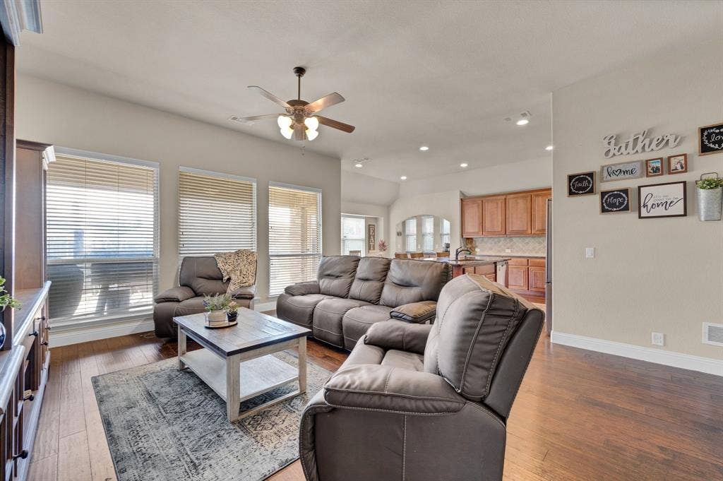 918 Newcastle Drive, Midlothian, TX 76065