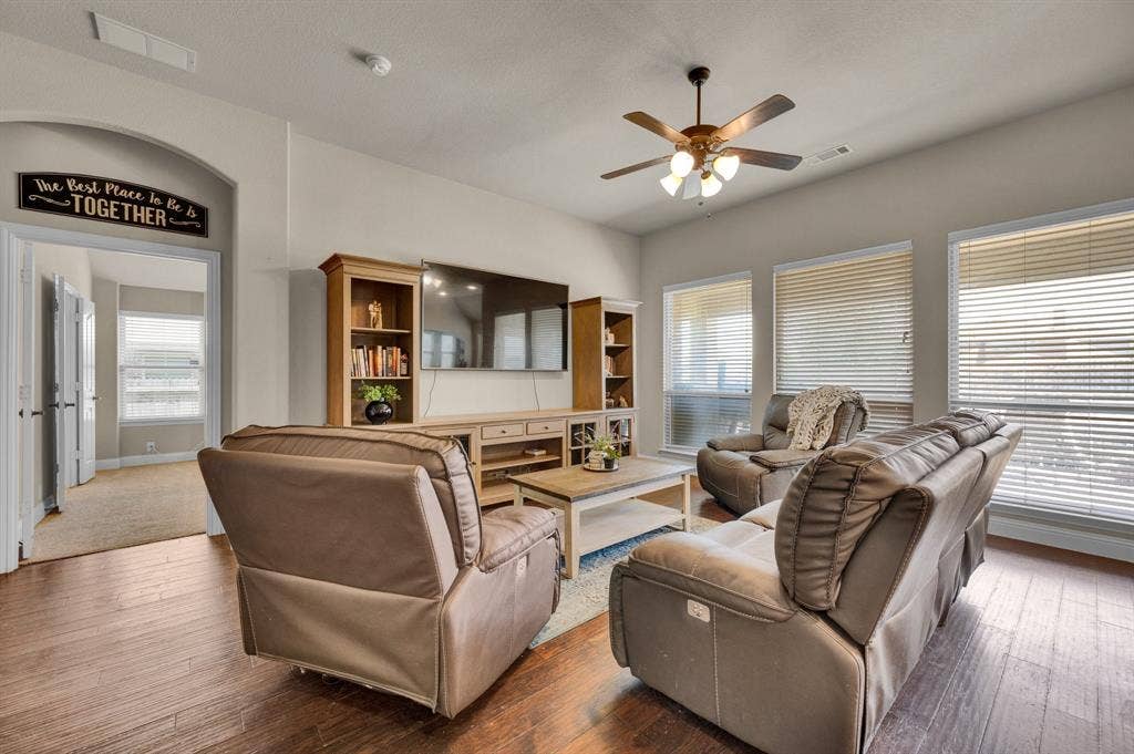 918 Newcastle Drive, Midlothian, TX 76065