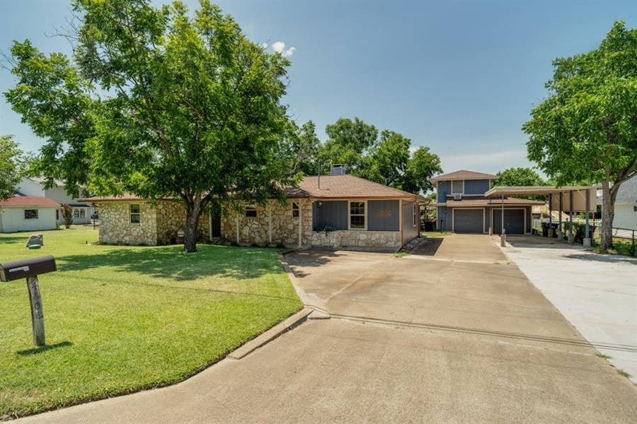 Property photo for 4606 E Holiday Estates Court, Granbury, TX