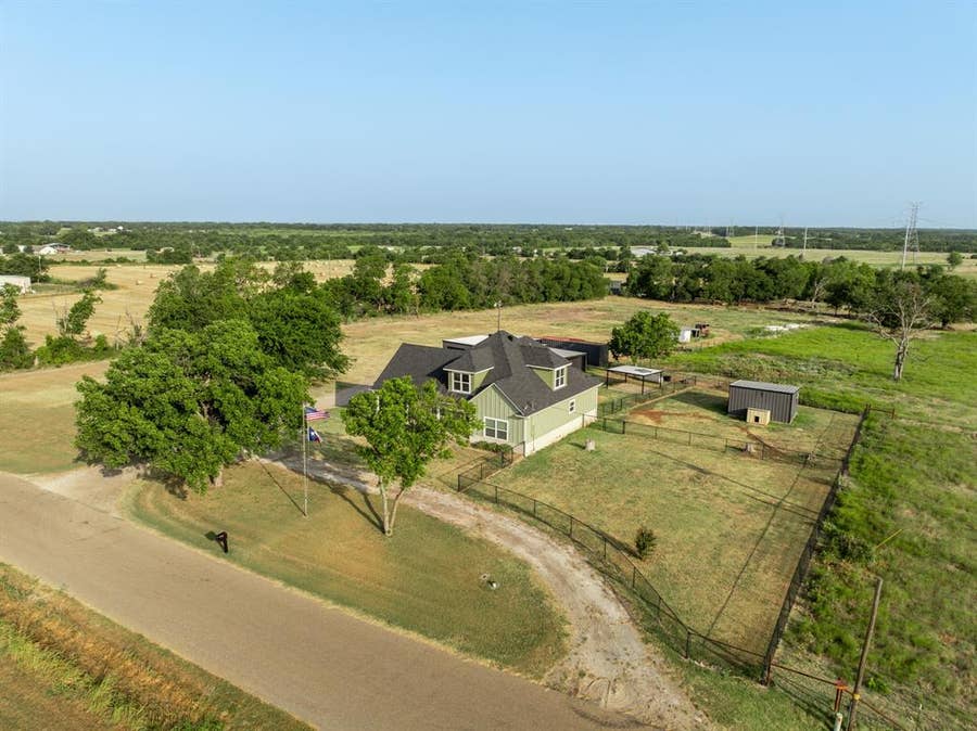 Property photo for 1122 W White Oak Road, West, TX