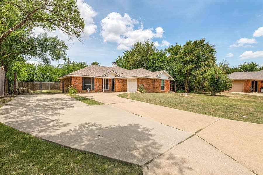 Property photo for 1004 Oak Grove Lane, Royse City, TX
