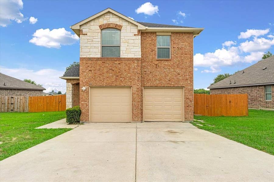 Property photo for 710 Woodcrest Drive, Ennis, TX
