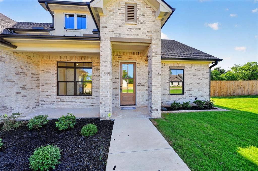 Welcome to 306 Grace Lane Athens, Texas.