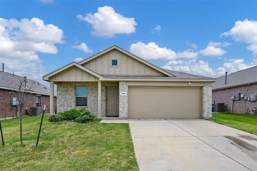 Property photo for 1104 Crestview Drive, Hutchins, TX