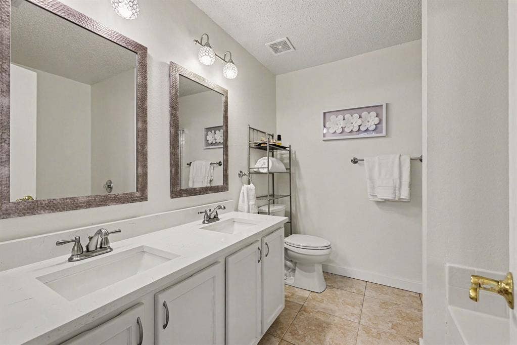 3123 Melrose Drive, McKinney, TX 75070 Primary bathroom with separate sinks, quartz counters
