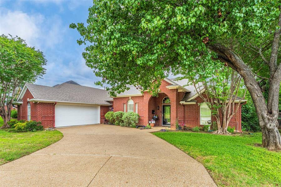 Property photo for 6703 Landover Hills Lane, Arlington, TX