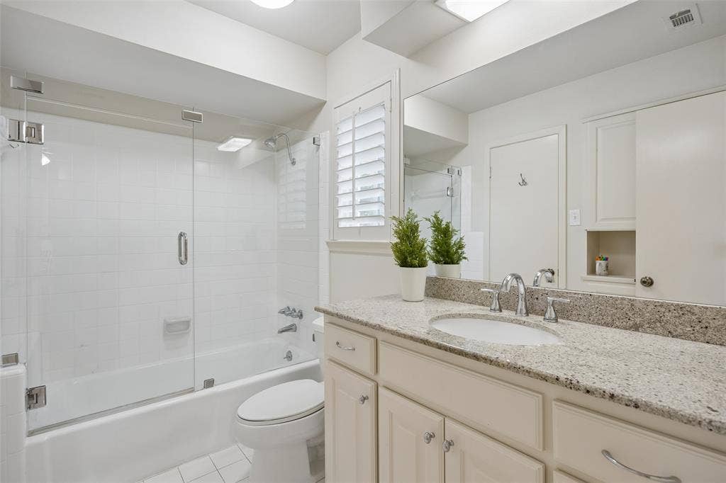 4110 Shady Hill Drive, Dallas, TX 75229 Downstairs Jack and Jill bathroom connecting a guest bedroom and office currently being used as an office.