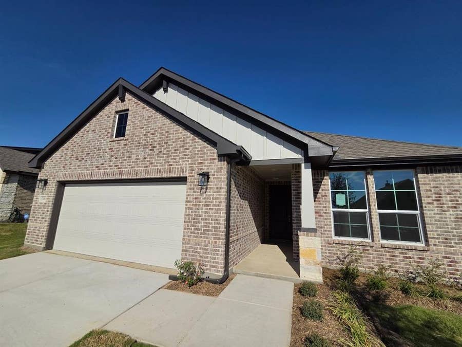 Property photo for 3006 Leopard Lane, Ennis, TX