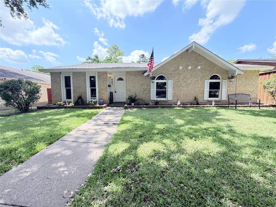 Property photo for 407 Ivy Way, Garland, TX