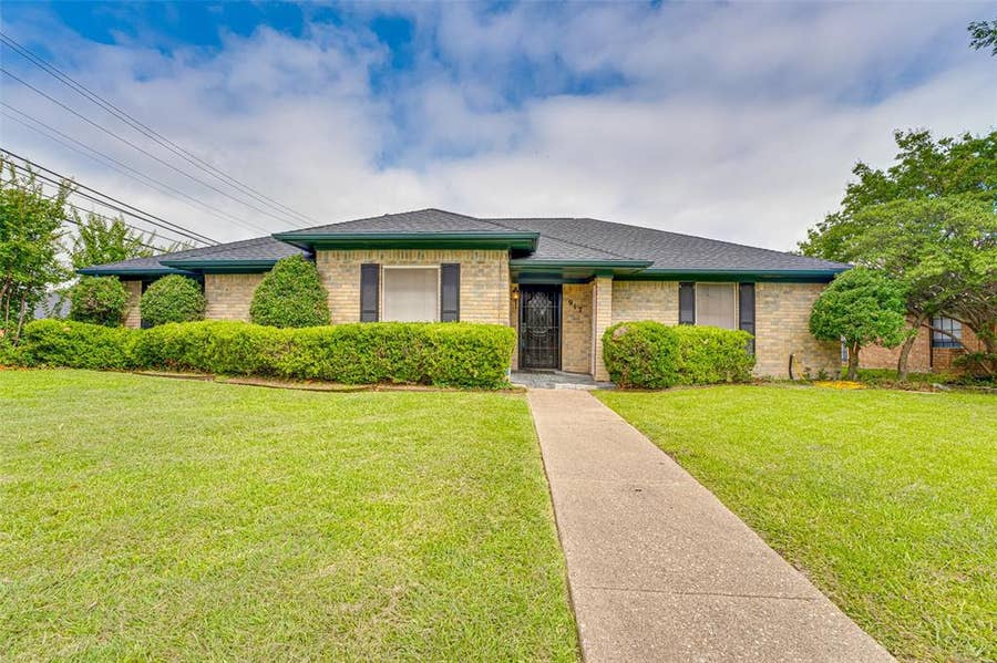 Property photo for 917 Meadowgate Drive, Garland, TX