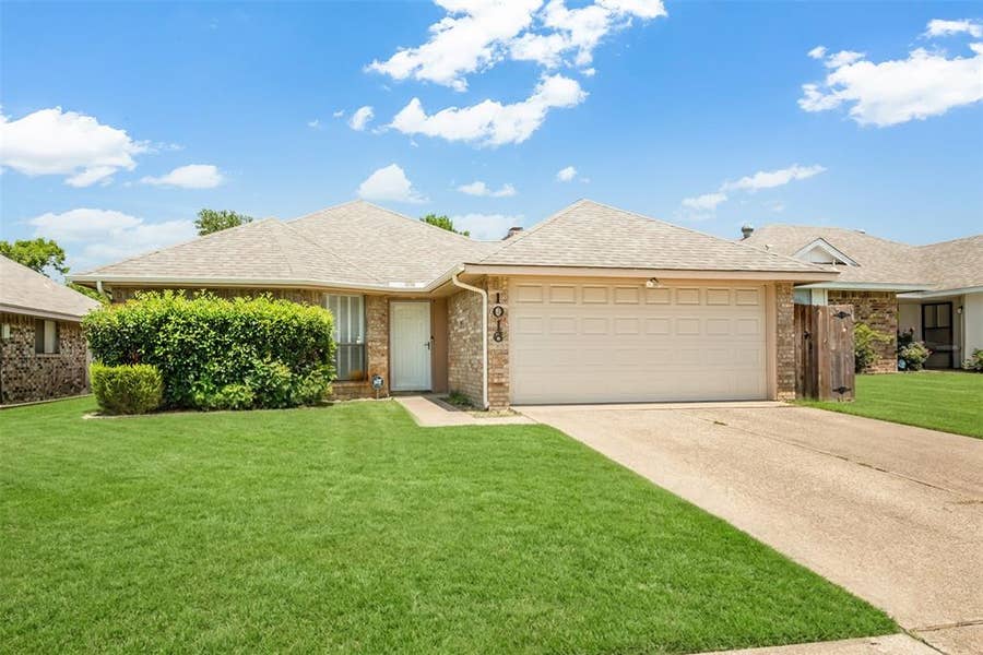 Property photo for 1016 Willowbrook Trail, Carrollton, TX