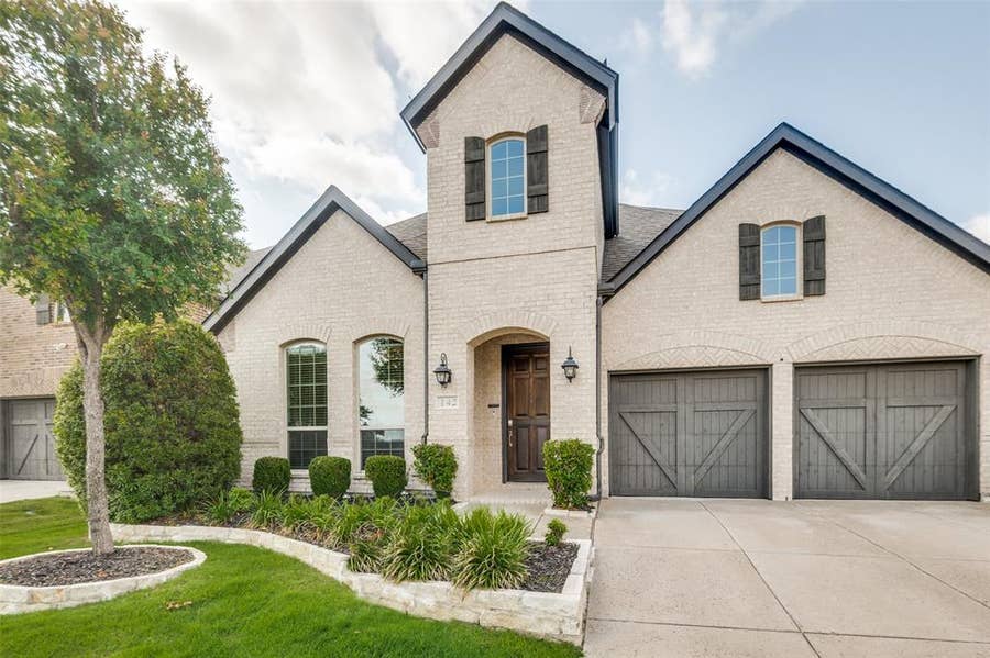 Property photo for 142 Darbonne Lane, Irving, TX