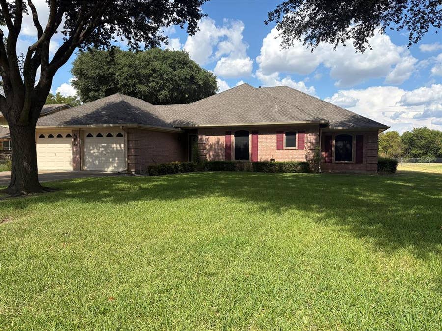 Property photo for 804 S PARIS Street, Ennis, TX
