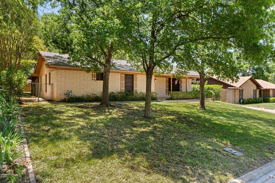 Property photo for 303 E 20th Avenue, Belton, TX