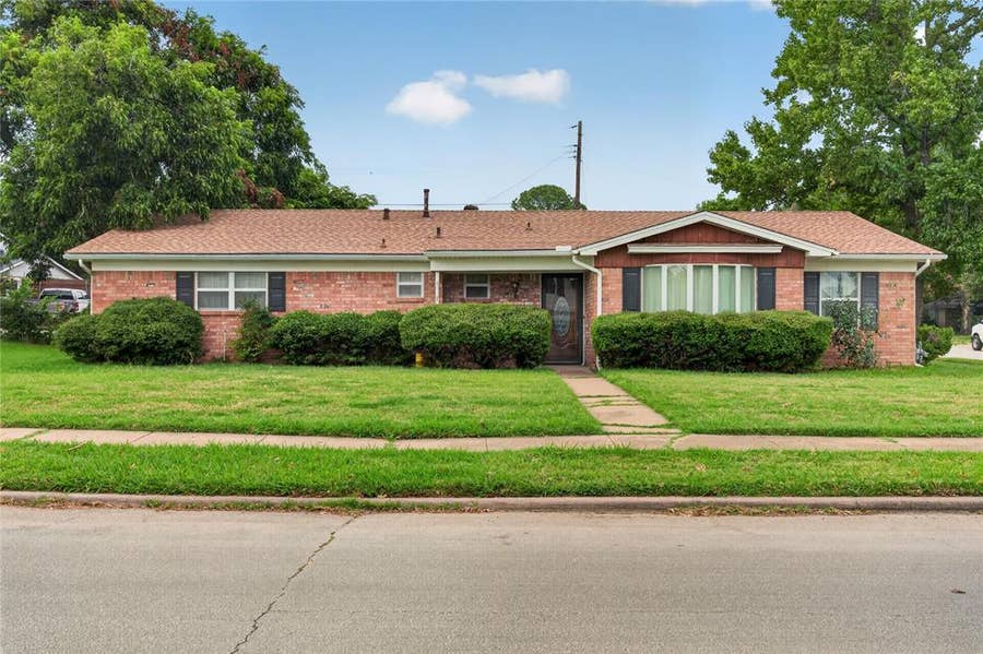 Property photo for 1605 Weathered Street, Irving, TX