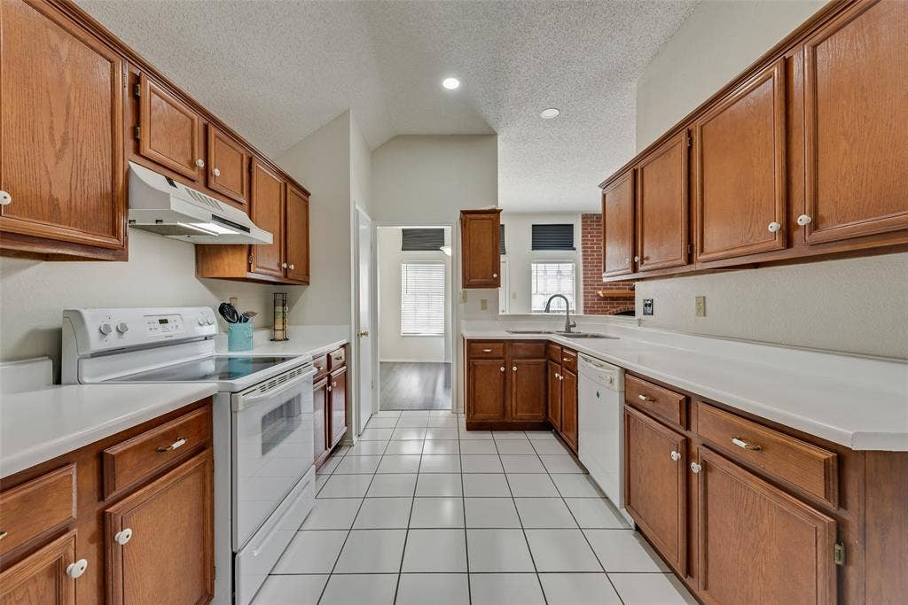 5209 Manhassett Drive, Arlington, TX 76018 5209 Manhassett Drive, Arlington, TX 76018